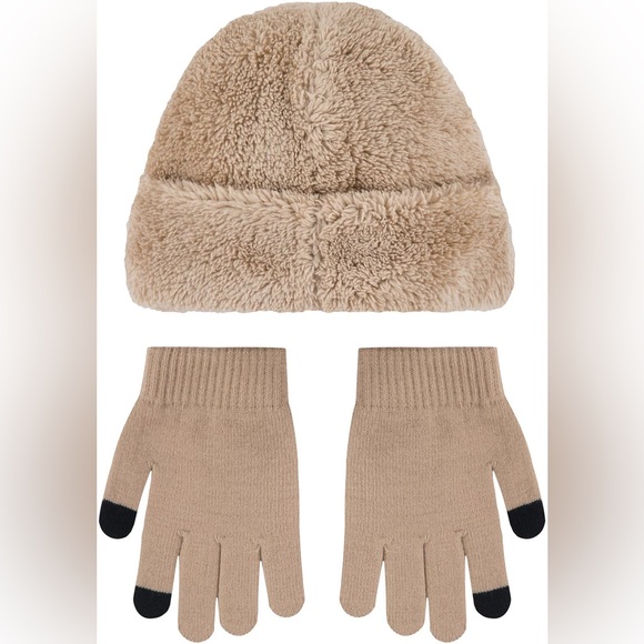 Nike | Sherpa Hat and Gloves - Picture 3 of 8